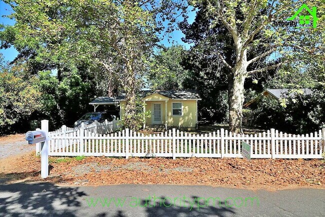 Building Photo - 5401 Rosswood St