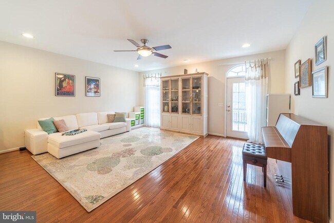 Foto del edificio - 6931 Rolling Creek Way