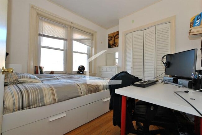 Building Photo - 2BR 1Bth unit. Heat/Hot Water included. Great location!