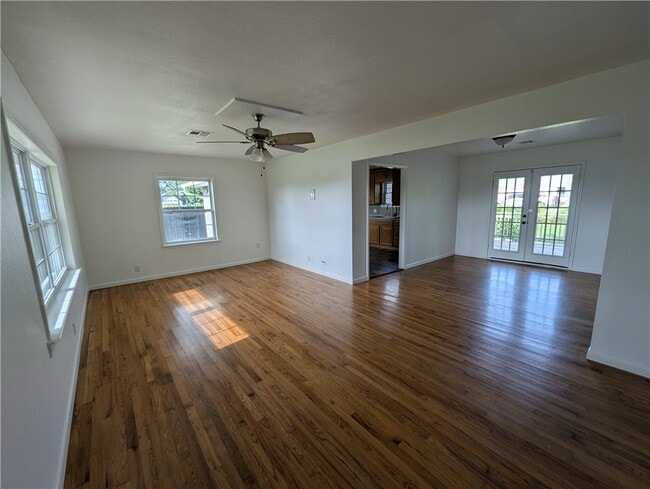 Building Photo - 320 S Country Club Rd