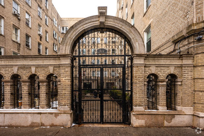 Fotografía del edificio - 811 Walton Ave