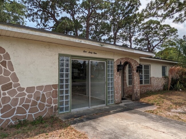 Building Photo - 169 Pinecrest St