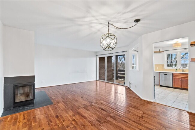 Foto del edificio - Classic Reston condo Offers Bright, Peaceful Court Living