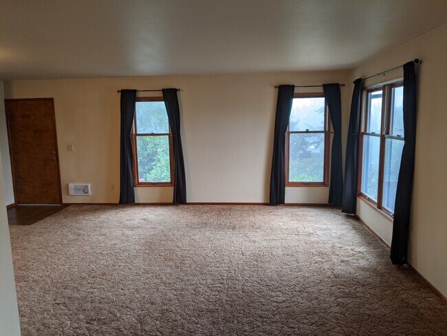 Living Area - 59 View Ct