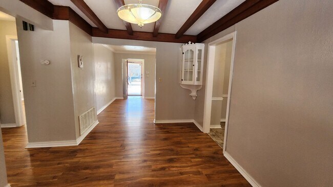 Building Photo - 2 Bed 1 Bath in Oklahoma City!