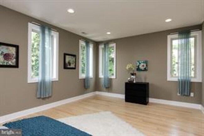Foto del edificio - Manayunk Townhome with 2 Car Parking