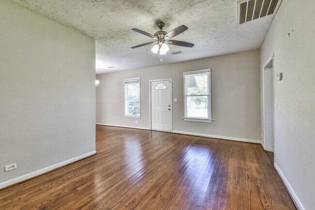 Foto del edificio - Comfy 3 Bedroom Home Complete Rennovation!...
