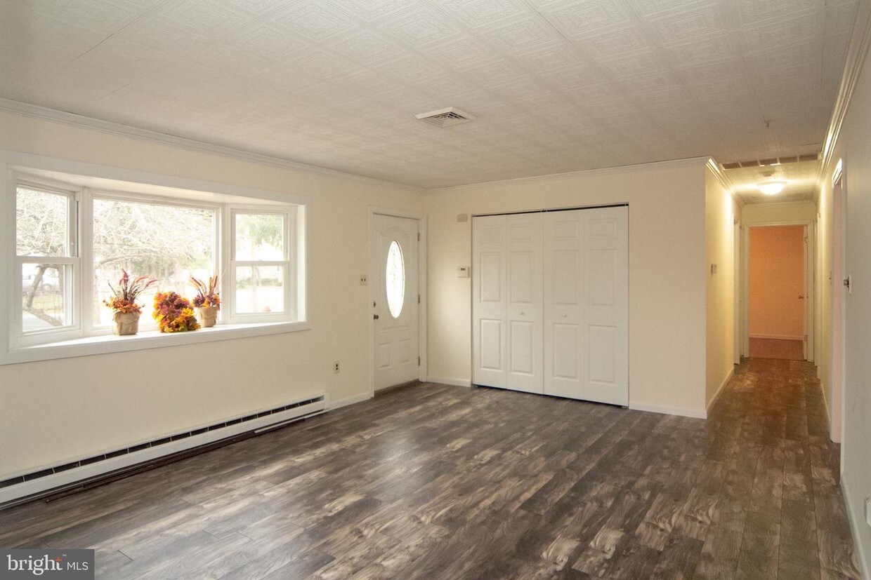 15 Cherokee Dr, Country Lake Estates, NJ 08015 House Rental in