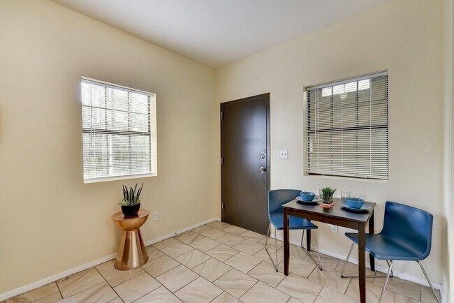 Foto del edificio - 420 N Pleasant Valley Rd
