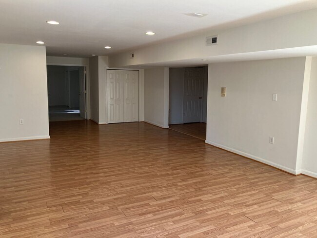 Foto del edificio - 2 Bedroom/1 Bathroom Basement Unit for Ren...