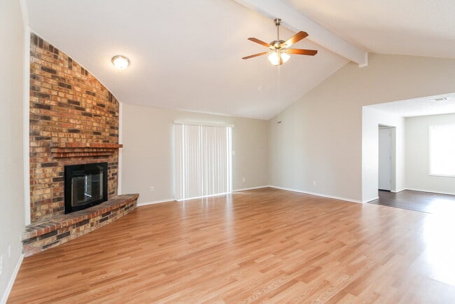 Foto del edificio - 6419 Twin Spruce Ct