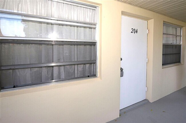 Foto del edificio - 48 Woodland Dr