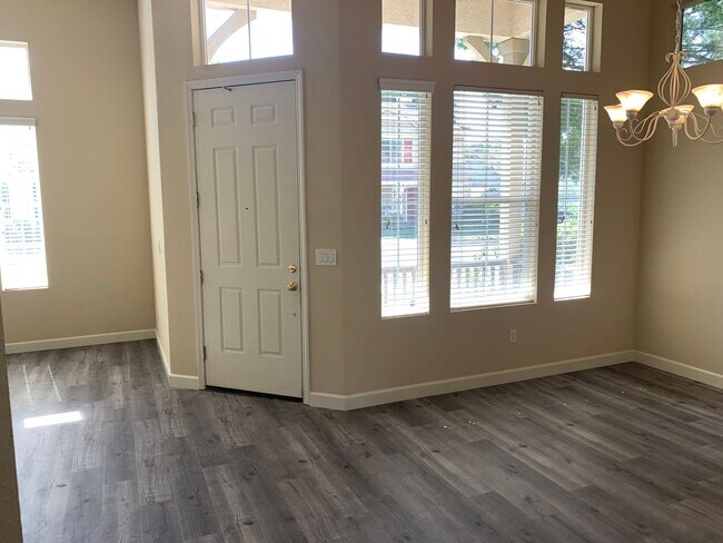 Foto del edificio - Beautiful 2 Story 4 Bedroom 3.0 Bath Home ...