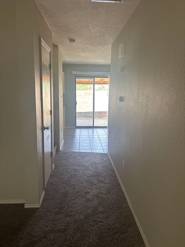 Building Photo - 6405 La Habra Ln NE