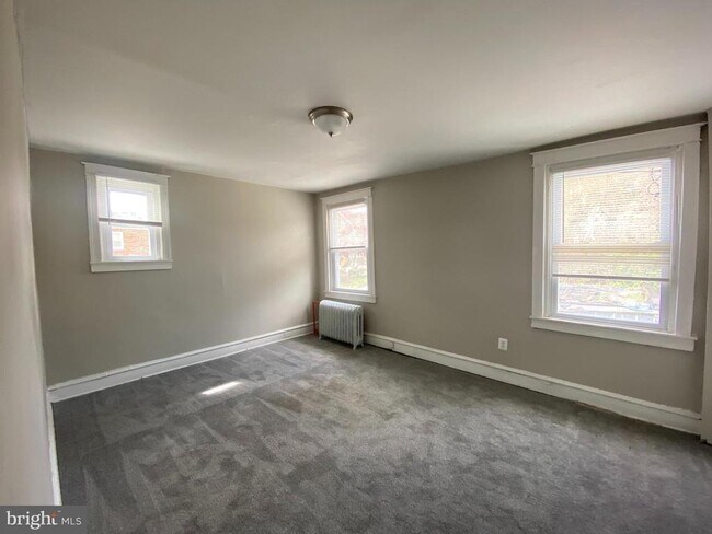 Foto del edificio - 5895 Woodcrest Ave