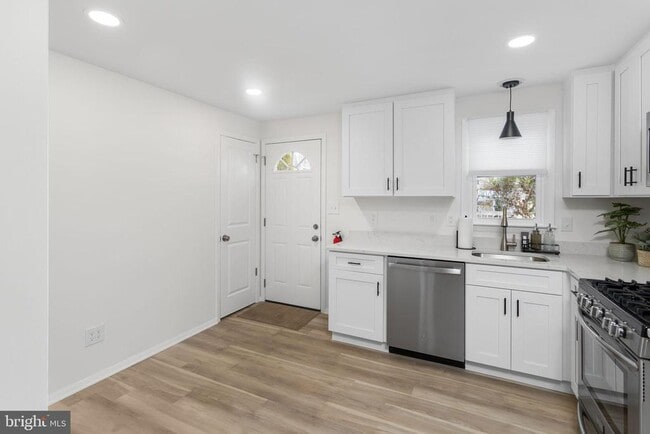 Building Photo - 295 Lander Dr