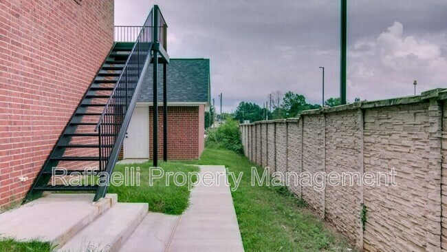 Building Photo - 2 Fernwood Dr