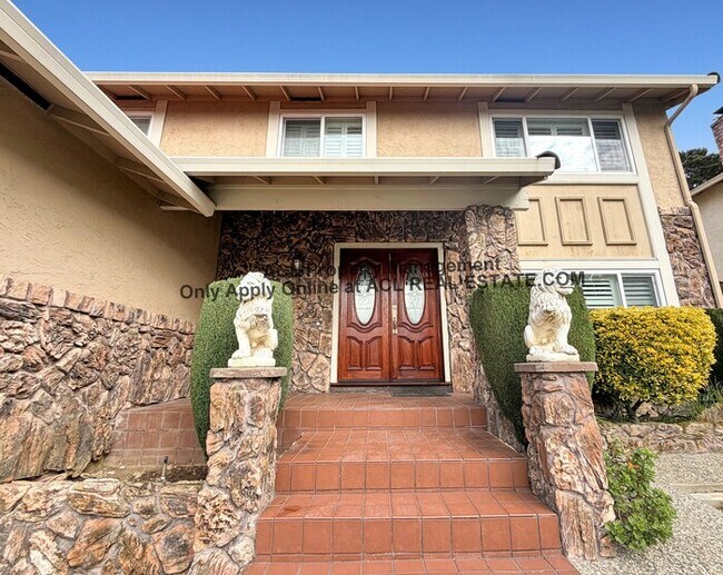 Foto del edificio - 4 Bedroom Home in Hayward Heights | Hayward Hills | Spacious Layout | Quiet Neighborhood