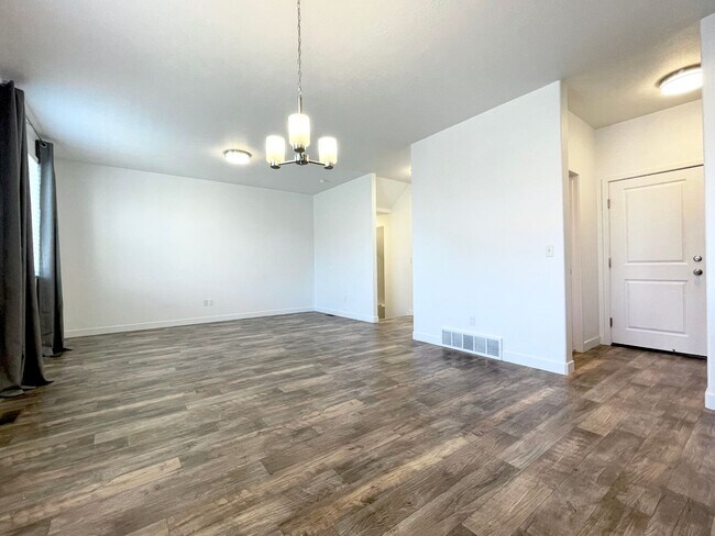 Foto del edificio - HOLIDAY MOVE IN SPECIAL!