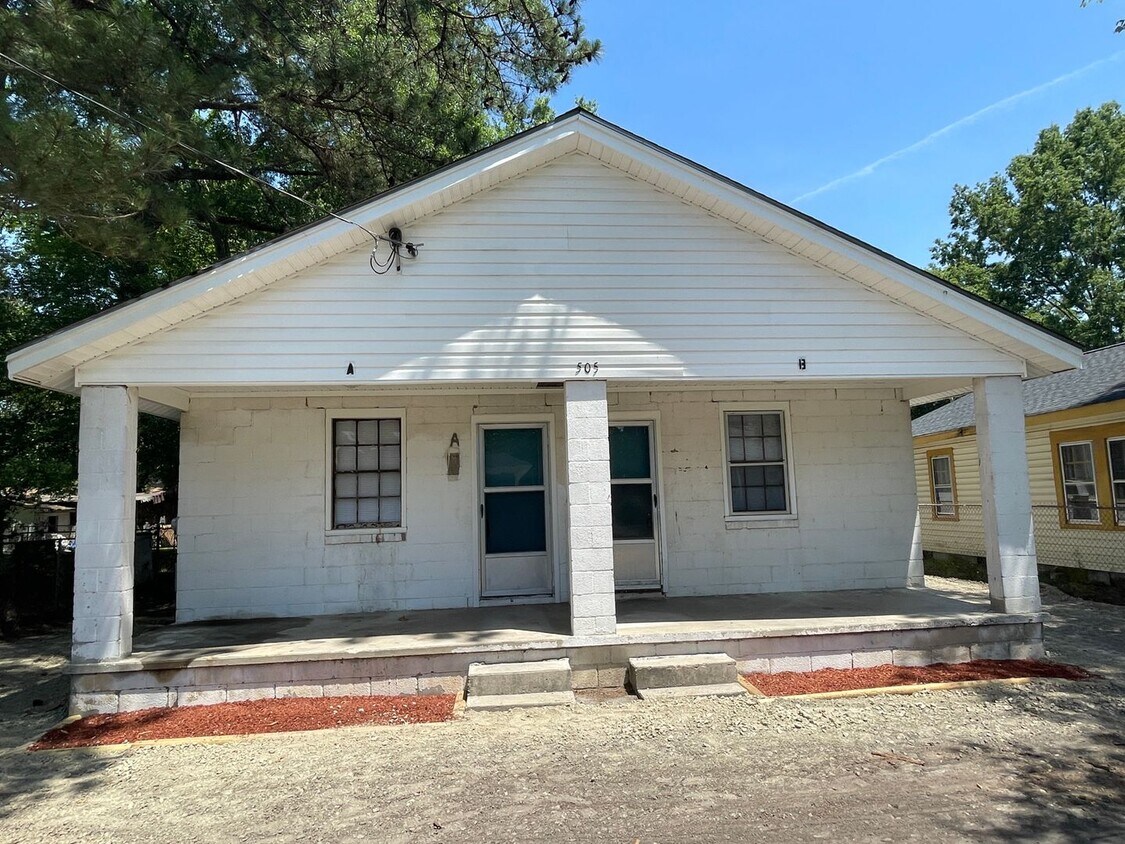 505 New Bern St SE Unit Apt B, Wilson, NC 27893 Room for Rent in Wilson, NC