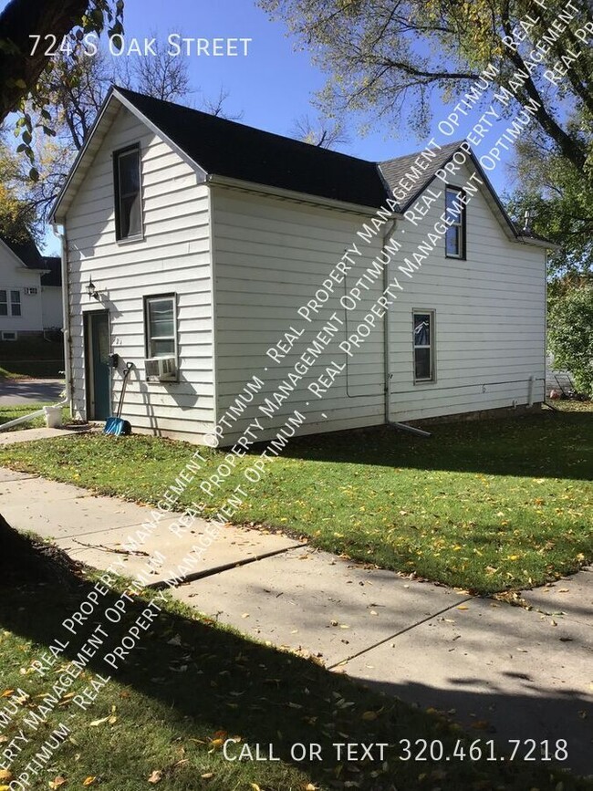 Building Photo - 724 S Oak St