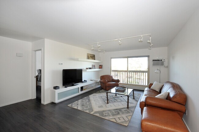 Building Photo - Stunning Remodel in a Superb Condo Complex