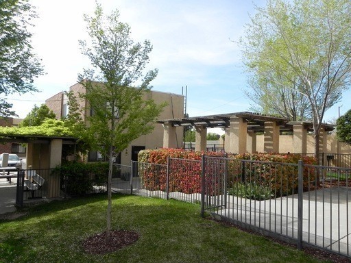 Foto principal - Spacious 2 Bed Townhouse In NE Heights!