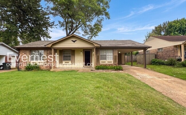 Spacious 3 Bed, 1.5 Bath Home with Fenced Yard & Carport! / Pet-friendly / Available Now! - Spacious 3 Bed, 1.5 Bath Home with Fenced Yard & Carport! / Pet-friendly / Available Now!