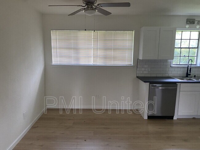 Foto del edificio - 218 E 7th St