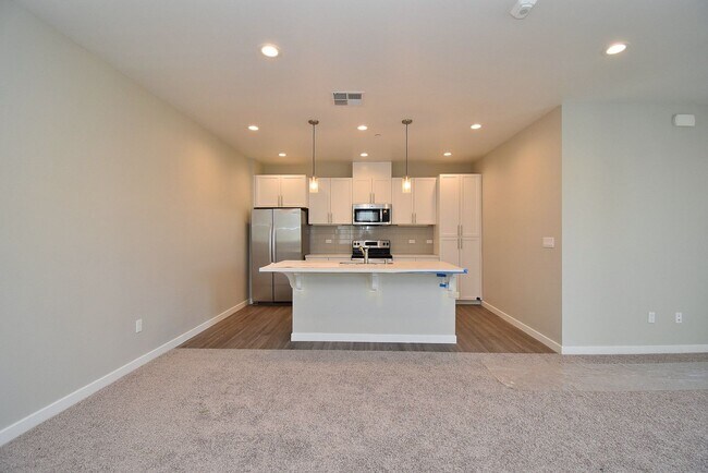 Building Photo - $3,390 / 2 BR - STUNNING MODEL TOWN HOME IN CENTRAL FREMONT