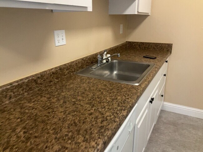 Foto del edificio - 2 bedroom 1 bth upper unit