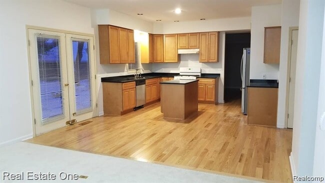 Building Photo - 4978 Somerton Dr