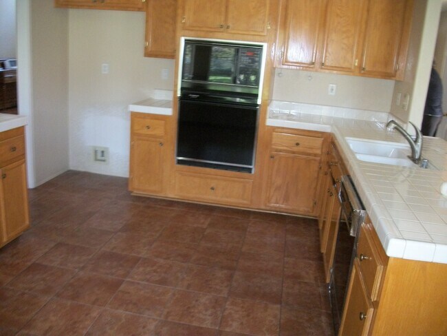 Building Photo - Large 4 Bed 2 Bath in Bonita