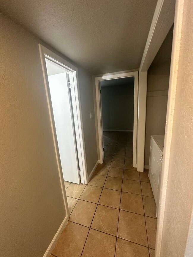 Building Photo - 2 Bedroom 1 Bath