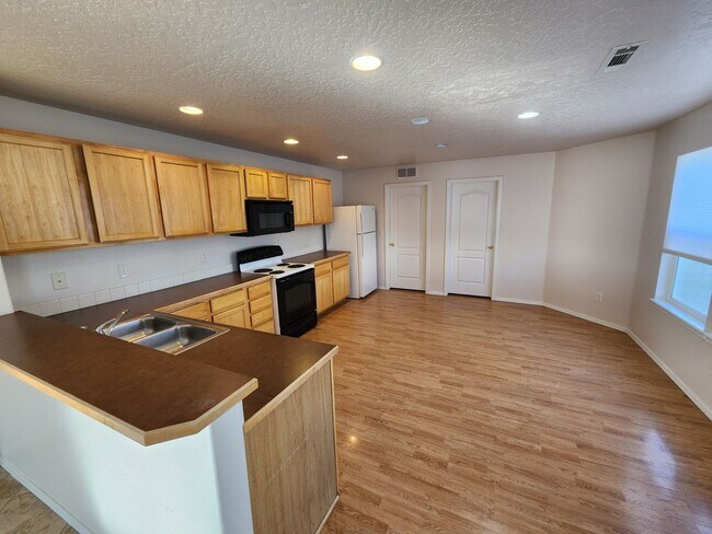 Building Photo - Large 4 Bedroom Rental in Nampa!