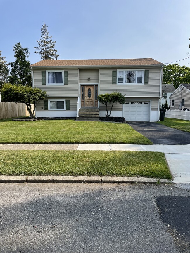 Building Photo - 1112 Bendermere Ave
