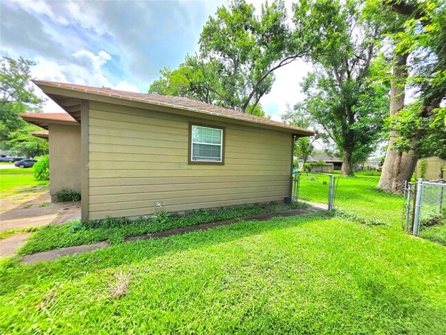 Building Photo - 1008 Southampton Dr