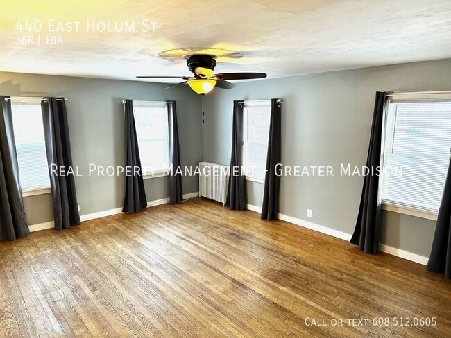 Building Photo - Gorgeous Deforest house for rent with many...
