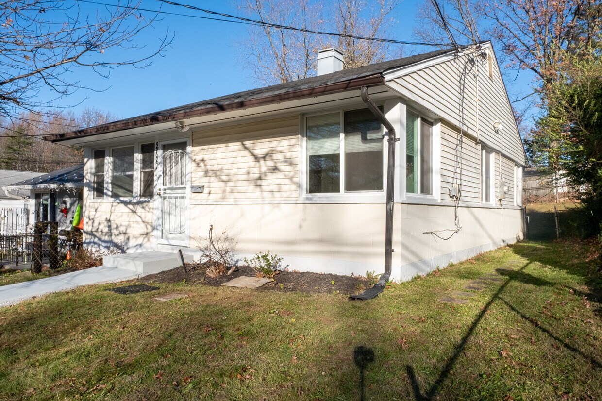 Primary Photo - 2027 Barlowe Pl