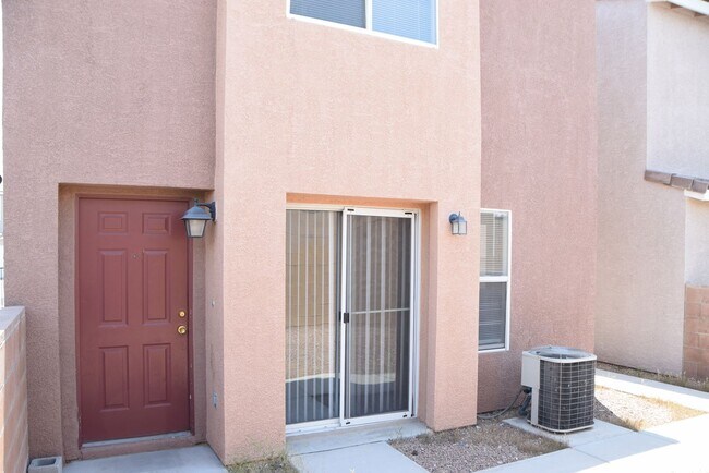 Foto del edificio - NE GATED COMMUNITY WITH POOL
