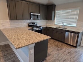Building Photo - 105 Riverhill Dr