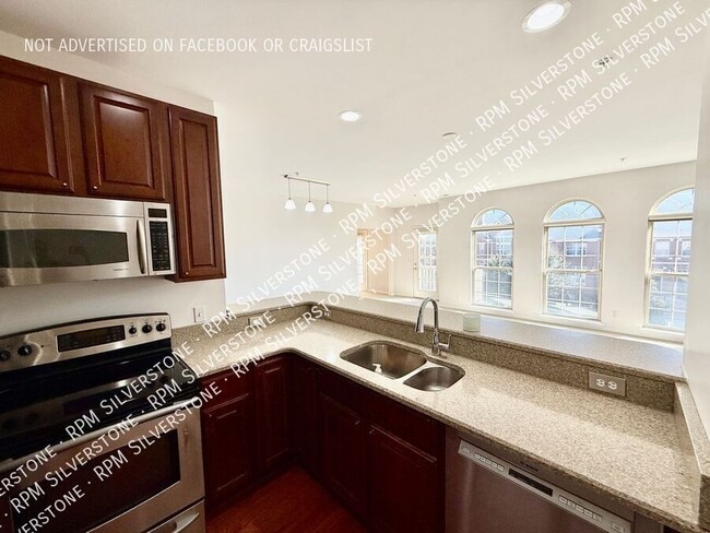 Building Photo - 3255 Camden Dr