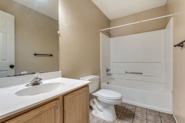 Building Photo - 4 Bedroom 2.5 Bathroom located in Northwes...