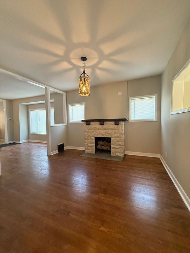 Building Photo - Adorable Home Available