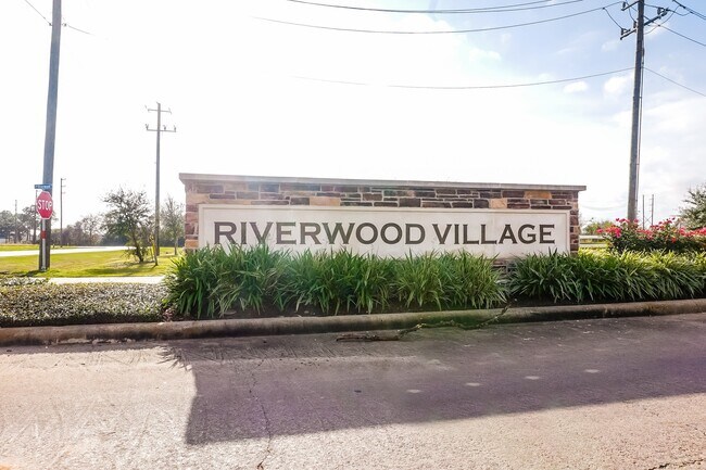Foto del edificio - 5207 Riverwood Dr