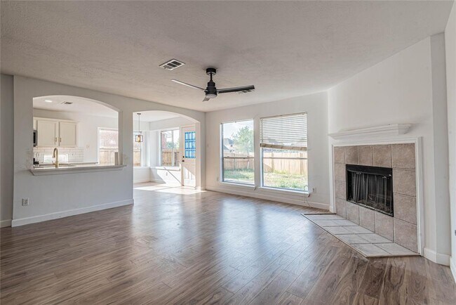 Foto del edificio - 1818 Quiet Hollow Dr