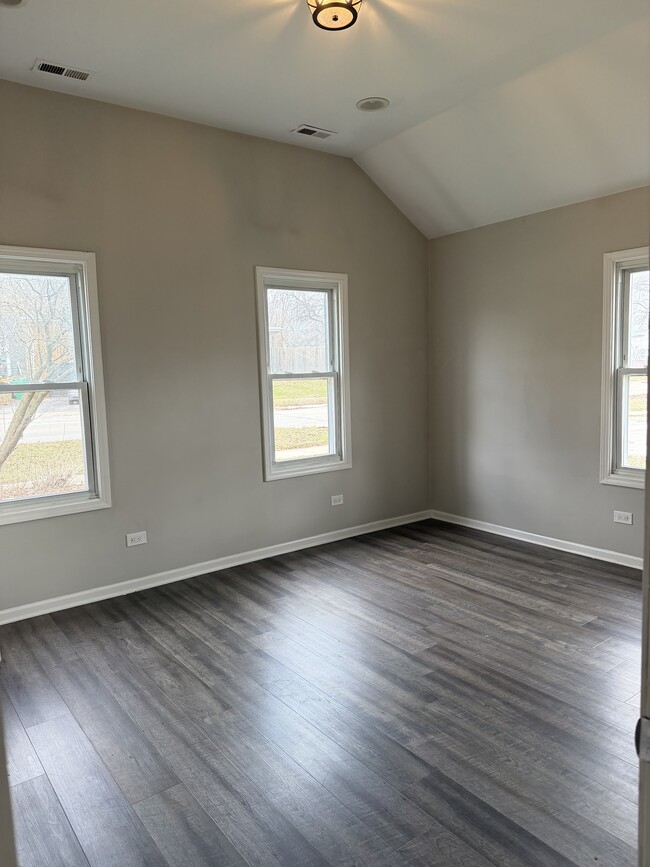 Building Photo - 545 E Division St