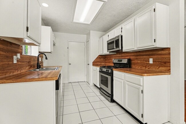 Building Photo - 2909 Forest Hills Dr