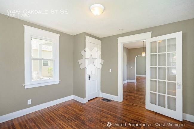 Building Photo - 946 Oakdale St SE