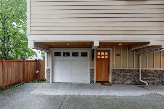 Foto del edificio - Spacious 4bd/2.5ba Townhome w/ Sweeping Vi...